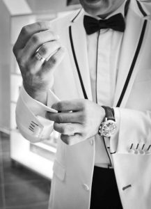 Porter des boutons de manchette pour un mariage
