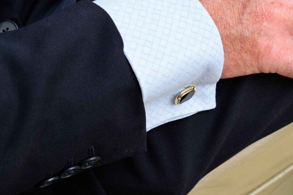 Porter des boutons de manchette