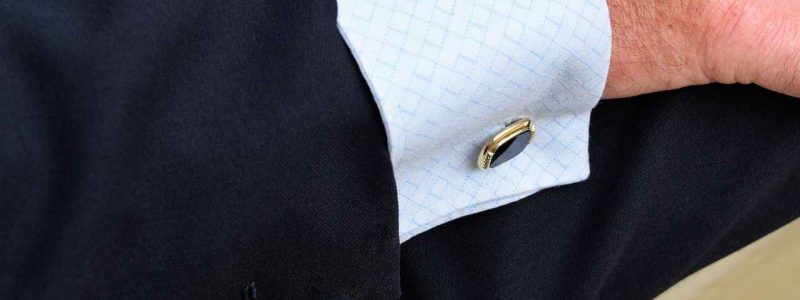 Porter des boutons de manchette