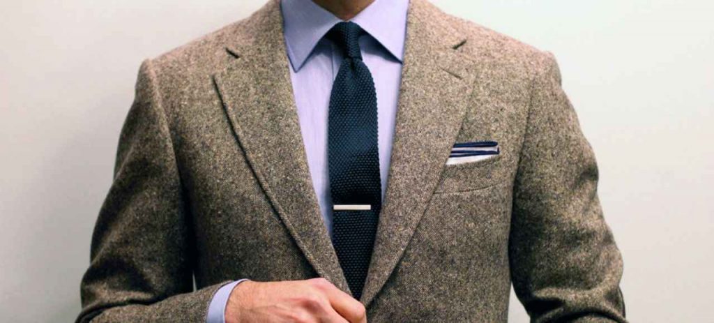 Porter une pince à cravate