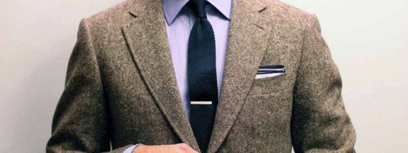 Porter une pince à cravate